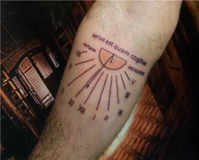 latince-serius-est-quam-cogitas-vakit-sandigindan-da-gec-anlaminda-roma-donemi-gunes-saati-dovmesi---sundial-tattoo
