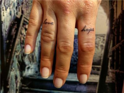 ask-umut-parmak-yazi-dovmeleri---love-hope-finger-tattoos