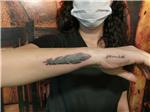 isim-dovmesi-tuy-motifi-ile-kapatma---name-tattoo-cover-up-with-feather