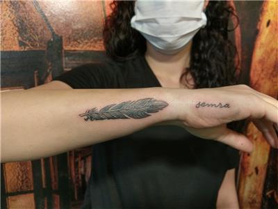 isim-dovmesi-tuy-motifi-ile-kapatma---name-tattoo-cover-up-with-feather