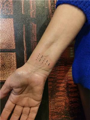 bilege-mors-alfabesi-ile-aile-isimleri-h-m-s-a-t-harfleri-dovme---mors-code-tattoo