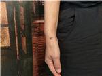el-bilegi-uzerine-minimal-yildiz-dovmesi---minimal-star-tattoo
