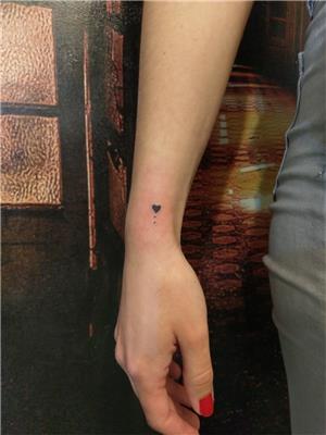 minimal-kalp-ve-noktalar-dovmesi---minimal-heart-and-dots-tattoo