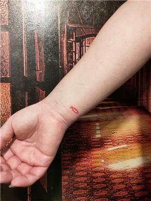 cizgisel-kirmizi-balik---red-line-fish-tattoo