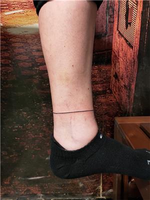 ayak-bilegine-tek-cizgi-dovmesi---single-line-anklet-tattoo