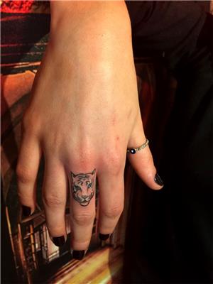parmak-uzerine-kaplan-dovmesi---tiger-tattoo-on-finger