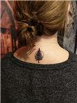 cember-icinde-agac-ense-dovmesi---tree-circle-back-tattoo