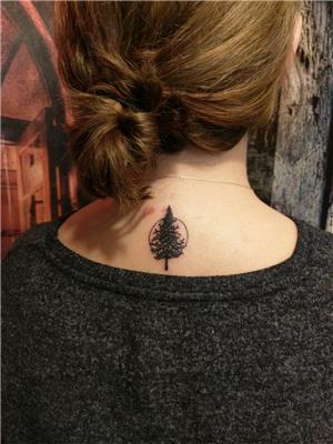cember-icinde-agac-ense-dovmesi---tree-circle-back-tattoo