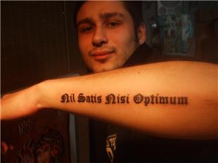Nil satis nisi optimum Tattoo / Sadece en iyi yeterince iyidir Latince Dvme