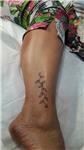 ayak-bilegi-sarmasik-yaprak-dovmesi---ivy-leaf-tattoo-on-leg