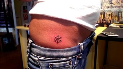 kar-tanesi-dovmesi---snowflake-tattoo