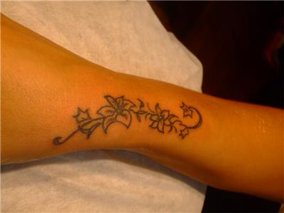 cicek-yaprak-sarmasik-dovmeleri---flowers-and-ivy-tattoos