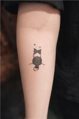 minimal-yildizlari-izleyen-kopek-dovmesi---minimalist-stargazing-dog-tattoo