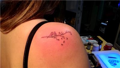 dal-uzerindeki-kuslar-dovmesi---bird-tattoos