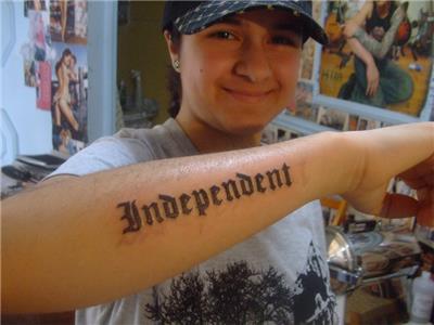 bagimsiz-ozgurluk-yazi-dovmesi---independent-tattoo