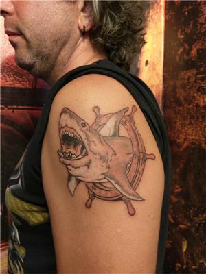 kopek-baligi-ve-dumen-dovmesi---shark-and-rudder-tattoo