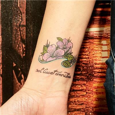 sol-lucet-omnibus-dalga-ve-cicek-dovmesi---sol-lucet-omnibus-wave-and-flower-tattoo