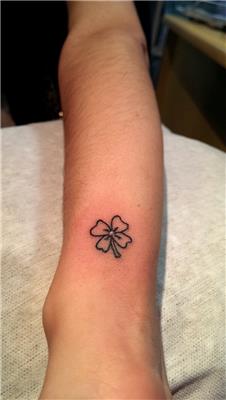 dort-yaprakli-yonca-sans-dovmesi---lucky-clover-tattoo