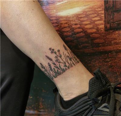 ayak-bilegine-cicekler-ve-bitkisel-motifler-dovmesi---flower-and-herbs-anklet-tattoo-