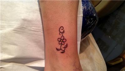 ayak-bilegine-minimal-cicek-dovmesi---minimal-flower-tattoos-