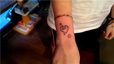sol-ve-fa-anahtarindan-kalp-dovmesi-pati-dovmesi---g-and-f-key-heart-paw-tattoo