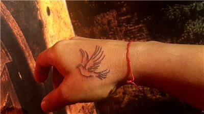el-uzerine-ucan-guvercin-dovmesi---pigeon-tattoo-on-hand