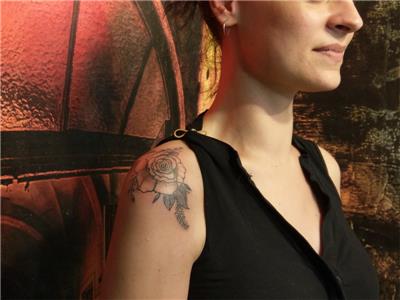 omuza-gul-dovmesi---rose-tattoo-on-shoulder