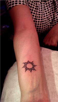 sembolik-minimal-gunes-dovmesi---sun-symbol-tattoo