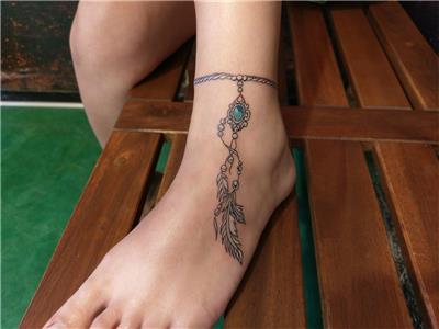 ayak-bilegine-tasli-ve-tuylerden-hal-hal-dovmesi---feather-anklet-tattoo