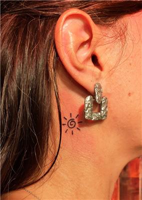 boyuna-minimal-spiral-gunes-sembolu-dovmesi---spiral-sun-tattoo-on-neck