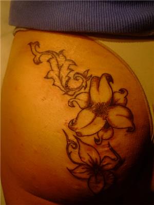 cicek-ile-yara-izi-kapatma-dovmesi---flower-scar-cover-tattoo