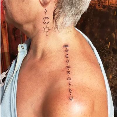 boyun-ve-omuza-semboller-dovmesi---neck-and-shoulder-minimal-symbol-tattoos