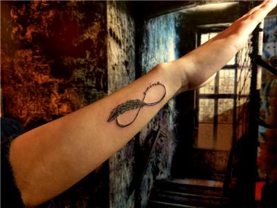 tuy-sonsuzluk-ve-isim-dovmesi---feather-with-infinity-name-tattoo