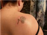 omuza-papatyalar-dovmesi---daisy-tattoos-on-back-shoulder