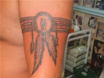 kizilderili-kol-bandi-ve-tuyler-dovmesi---indian-band-feather-tattoos