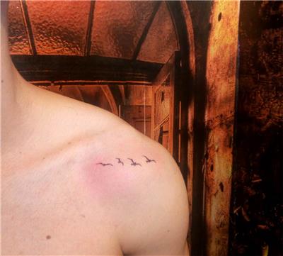 omuza-ucan-kuslar-dovmesi---flying-birds-tattoo