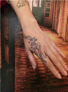 El Üzeri Kesik İzi Çiçek ve Sarmaşıklar ile Kapatma Dövmesi / Hand Scar Cover With Flower Tattoo