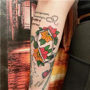Tabut ve iekler Dvmesi / Old School Coffin and Flowers Tattoo