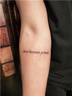 Vivre L Instant Present Tattoo / An� Ya�a Anlam�nda Yaz� D�vmesi