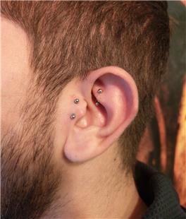 Dikey Tragus Piercing / Vertical Tragus Piercing