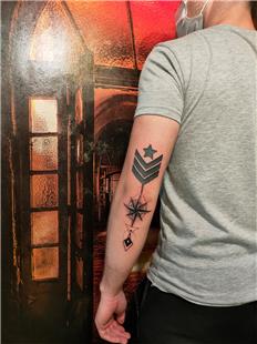 Rtbe Dvmesi Pusula ve Ok ile Dzetme almas / Rank Arrow and Compass Fixed Tattoo