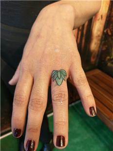 Parmak zeri Yaz Lotus iei Dvmesi ile Kapatma almas / Lotus Cover Up Tattoo