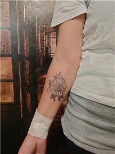 Kol zerine gen inde Ay iei Dvmesi / Sun Flower and Triangle Tattoo