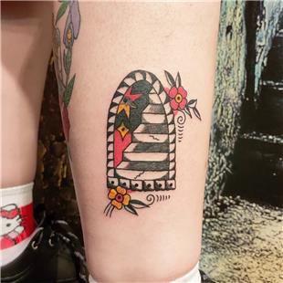 Renkli Merdiven ve iekler Dvmesi / Colorful Old School Stairs and Flowers Tattoo