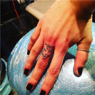 Parmak zerine Kaplan Dvmesi / Tiger Tattoo on Finger