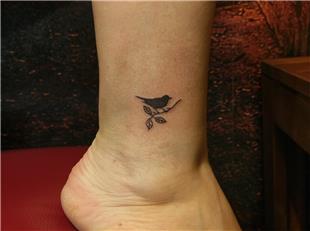 Minimal Dal zerinde Ku Dvmesi / Minimal Bird on Branch Tattoo