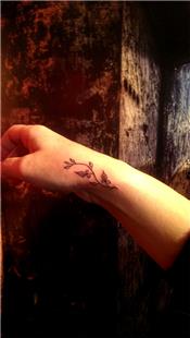 El zerine Sarmak iek Dal Yaprak Dvmesi / Ivy Tattoo on Hand