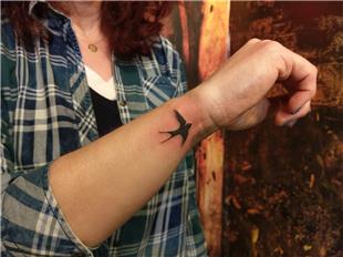 Bileğe Uçan Kırlangıç Kuşu Dövmesi / Swallow Bird Tattoo