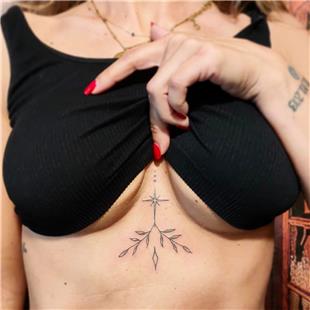 Göğüs Arasına Yıldız ve Yapraklar Dövmesi / Star and Leaves Tattoo on Chest
