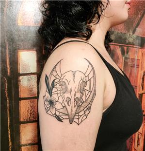 Karga Kafatas iek Ay Dvmesi / Crow Skull Flower Moon Old School Tattoo